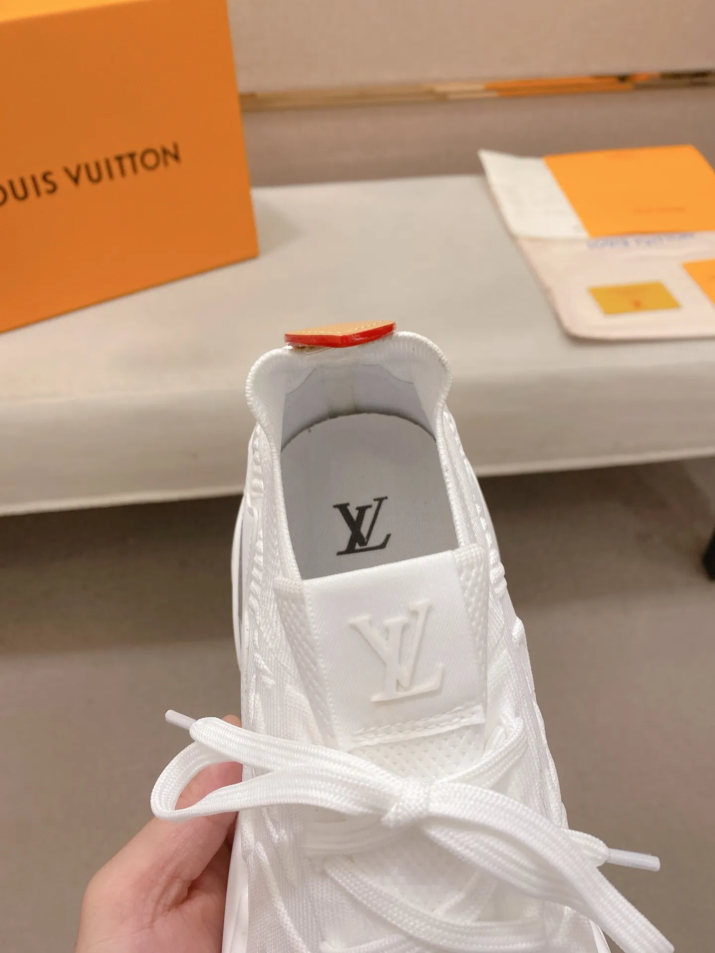Men's Men's Shoes💰: 620💰The high version of the LV Runner Tatic sneakers are made of a whole piece of technical knitting to create an easy-to-take-on design, and are trimmed with cow leather to outline the upper. The LV logo on the side creates a dynamic feel among the textures, and the leather back strap is shaped like the handle fasteners in the Louis Vuitton leather goods collection. Mixed materials Laces Louis Vuitton accents Rubber outsole with Vuitton logo Size 39-44 Customizable 38.45.46
